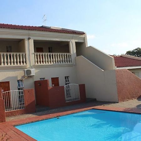 Flamboyant Guest Lodge Йоханесбург Екстериор снимка