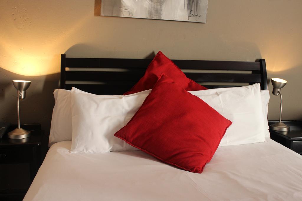 Flamboyant Guest Lodge Йоханесбург Екстериор снимка