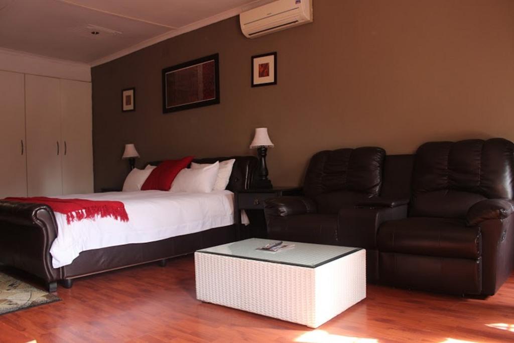 Flamboyant Guest Lodge Йоханесбург Екстериор снимка