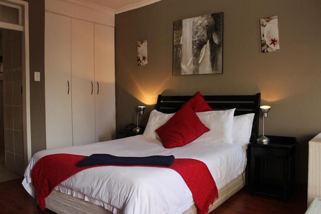 Flamboyant Guest Lodge Йоханесбург Екстериор снимка